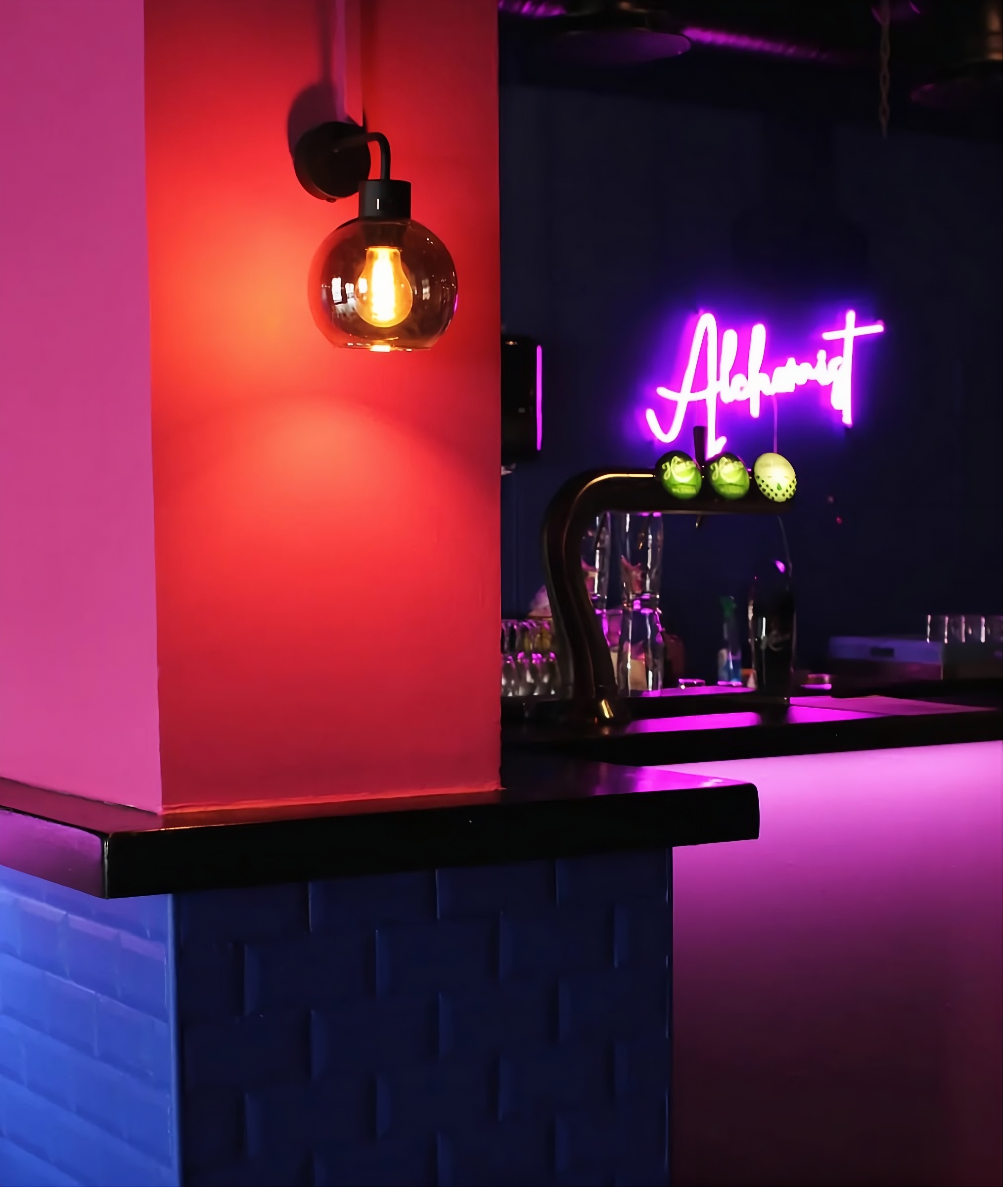 Alchemist Bar med neonskilt